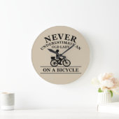 Onderschat nooit een oude dame op een fiets grote klok (Huis)
