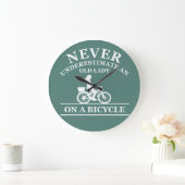 Onderschat nooit een oude dame op een fiets grote klok (Huis)