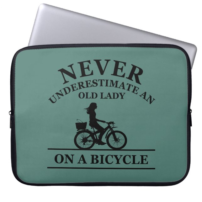 Onderschat nooit een oude dame op een fiets laptop sleeve (Voorkant)