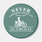 Onderschat nooit een oude dame op een fiets magneet (Voorkant)