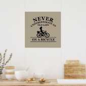 Onderschat Nooit Een Oude Dame Op Een Fiets Poster (Keuken)