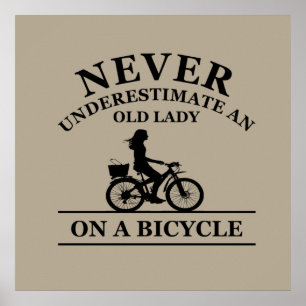 Onderschat Nooit Een Oude Dame Op Een Fiets  Poster