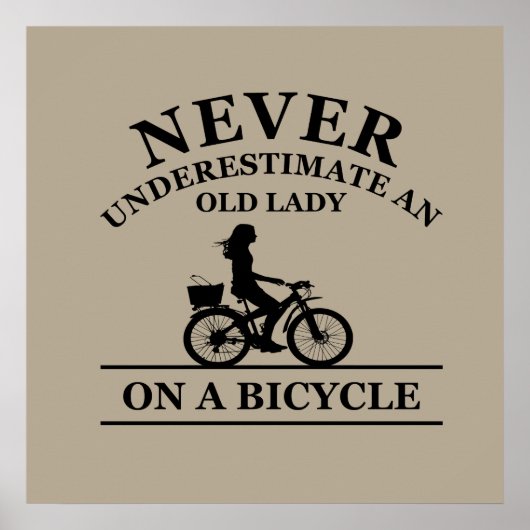 Onderschat Nooit Een Oude Dame Op Een Fiets Poster (Voorkant)