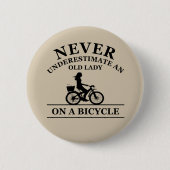 Onderschat nooit een oude dame op een fiets ronde button 5,7 cm (Voorkant)