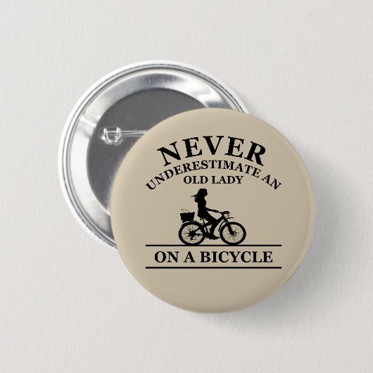 Onderschat nooit een oude dame op een fiets ronde button 5,7 cm (Voorkant /achterkant)