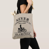 Onderschat nooit een oude dame op een fiets tote bag (Dichtbij)