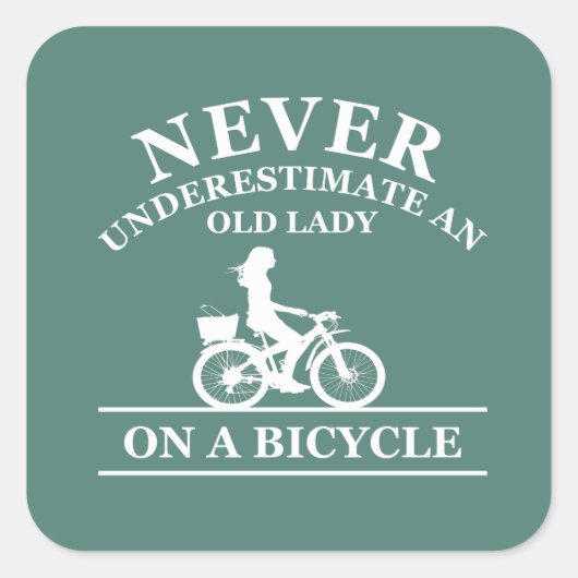 Onderschat nooit een oude dame op een fiets vierkante sticker (Voorkant)