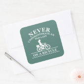 Onderschat nooit een oude dame op een fiets vierkante sticker (Envelop)