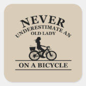 Onderschat nooit een oude dame op een fiets vierkante sticker (Voorkant)