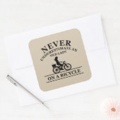 Onderschat nooit een oude dame op een fiets vierkante sticker (Envelop)