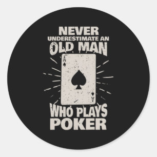 Onderschat nooit een oude die poker speelt ronde sticker