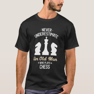 Onderschat nooit een oude die schaakt t-shirt
