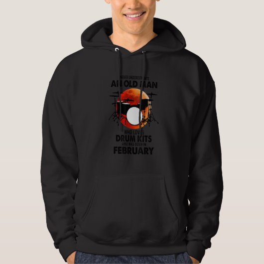 Onderschat nooit een oude februariman die hoodie (Voorkant)