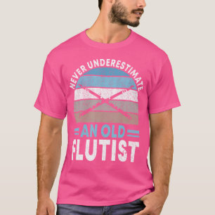 Onderschat nooit een oude fluitspeler t-shirt