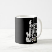 Onderschat nooit een oude gitarist koffiemok (Voorkant rechts)