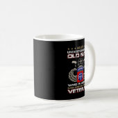 Onderschat nooit een oude Man 82e boordmeter Koffiemok (Voorkant rechts)