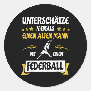 Onderschat nooit een oude man _ Badminton Shuttle Ronde Sticker