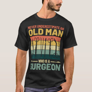 Onderschat nooit een oude man die chirurg is t-shirt