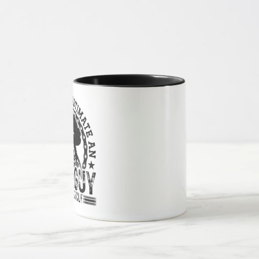 Onderschat nooit een oude man die cool fietst mok (Midden)