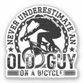Onderschat nooit een oude man die cool fietst sticker (Voorkant)