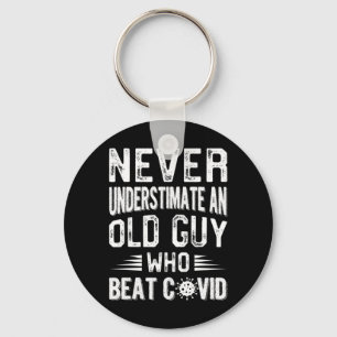 Onderschat nooit een oude man die Covid COVI heeft Sleutelhanger