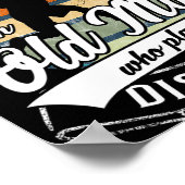 Onderschat nooit een oude man die discgolf speelt poster (Hoek)