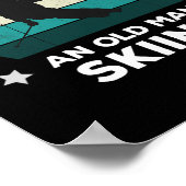 Onderschat nooit een oude Man die een sneeuwsneeuw Poster (Hoek)