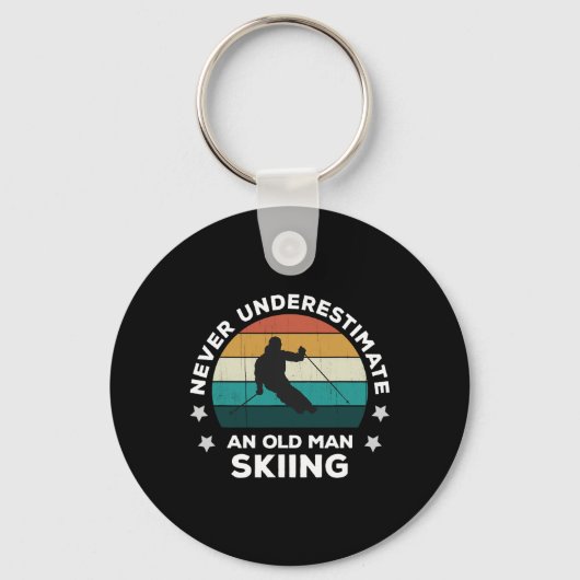 Onderschat nooit een oude Man die een sneeuwsneeuw Sleutelhanger (Voorkant)