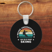 Onderschat nooit een oude Man die een sneeuwsneeuw Sleutelhanger (Voorkant)