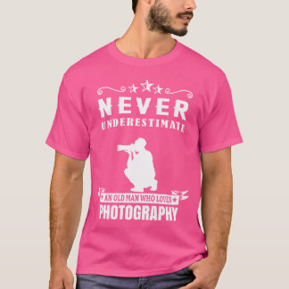 Onderschat nooit een oude man die fotografeert t-shirt