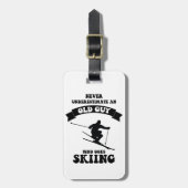 Onderschat nooit een oude man die gaat skiën bagagelabel (Voorkant verticaal)