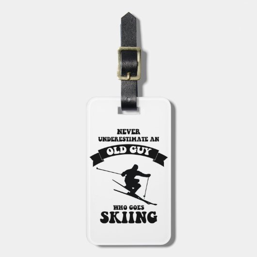 Onderschat nooit een oude man die gaat skiën bagagelabel (Voorkant verticaal)