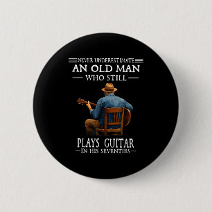 Onderschat nooit een oude man die gitaar speelt se ronde button 5,7 cm