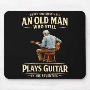 Onderschat nooit een oude man die gitaar speelt ze muismat