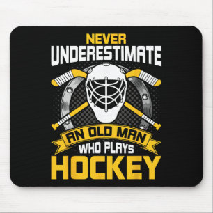 Onderschat nooit een oude man die hockey speelt muismat