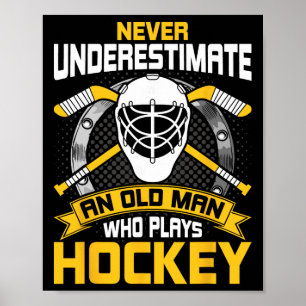 Onderschat nooit een oude man die hockey speelt poster