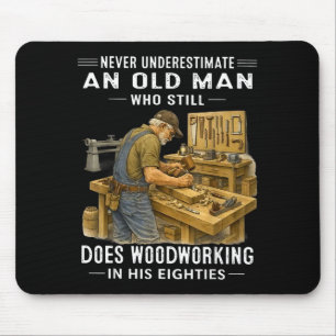 Onderschat nooit een oude man die houtbewerking do muismat