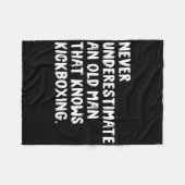 Onderschat nooit een oude man die Kickboxi kent Fleece Deken (Voorkant (Horizontaal))