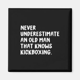 Onderschat nooit een oude man die Kickboxi kent Magneet