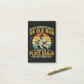 Onderschat nooit een oude man die nog steeds banjo post-it® notes (Op bureau)