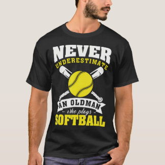 Onderschat nooit een oude man die Softball speelt T-shirt
