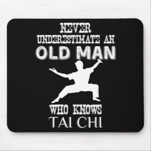 Onderschat nooit een oude man die Tai Chi kent Muismat