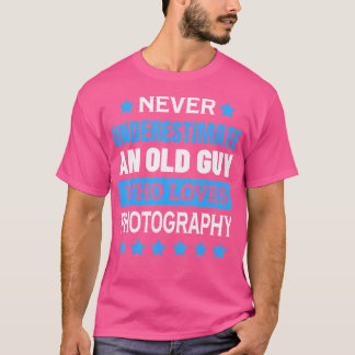Onderschat nooit een oude man die van fotografie h t-shirt