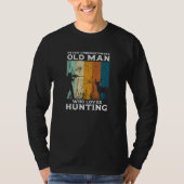 Onderschat nooit een oude man die van jagen houdt t-shirt (Voorkant)