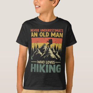 Onderschat nooit een oude man die van wandelen hou t-shirt