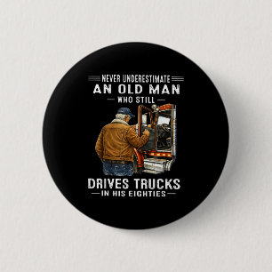 Onderschat nooit een oude man die vrachtwagens bes ronde button 5,7 cm