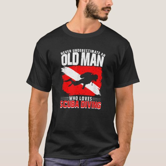 Onderschat nooit een oude Man Diver Gift Scuba di T-shirt (Voorkant)