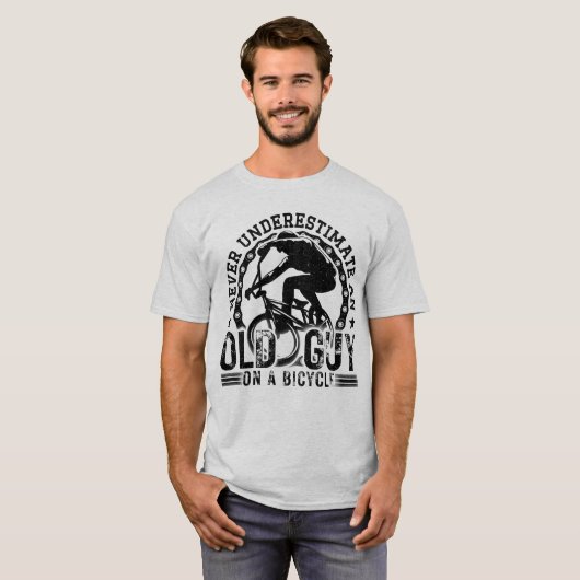 Onderschat nooit een oude man Fietser Liefhebber C T-shirt (Voorkant volledig)