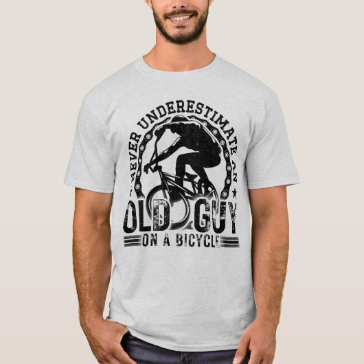 Onderschat nooit een oude man Fietser Liefhebber C T-shirt (Voorkant)
