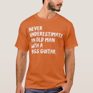 Onderschat nooit een oude man met een basgitaar t-shirt